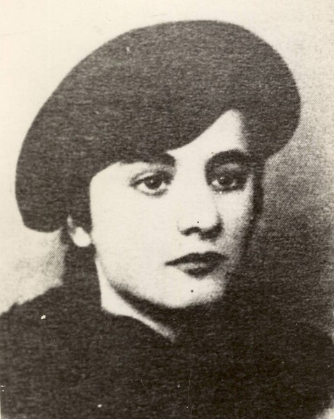 Linota Petrescu a finales de la década de 1930, y luego cambió su nombre a Elena.