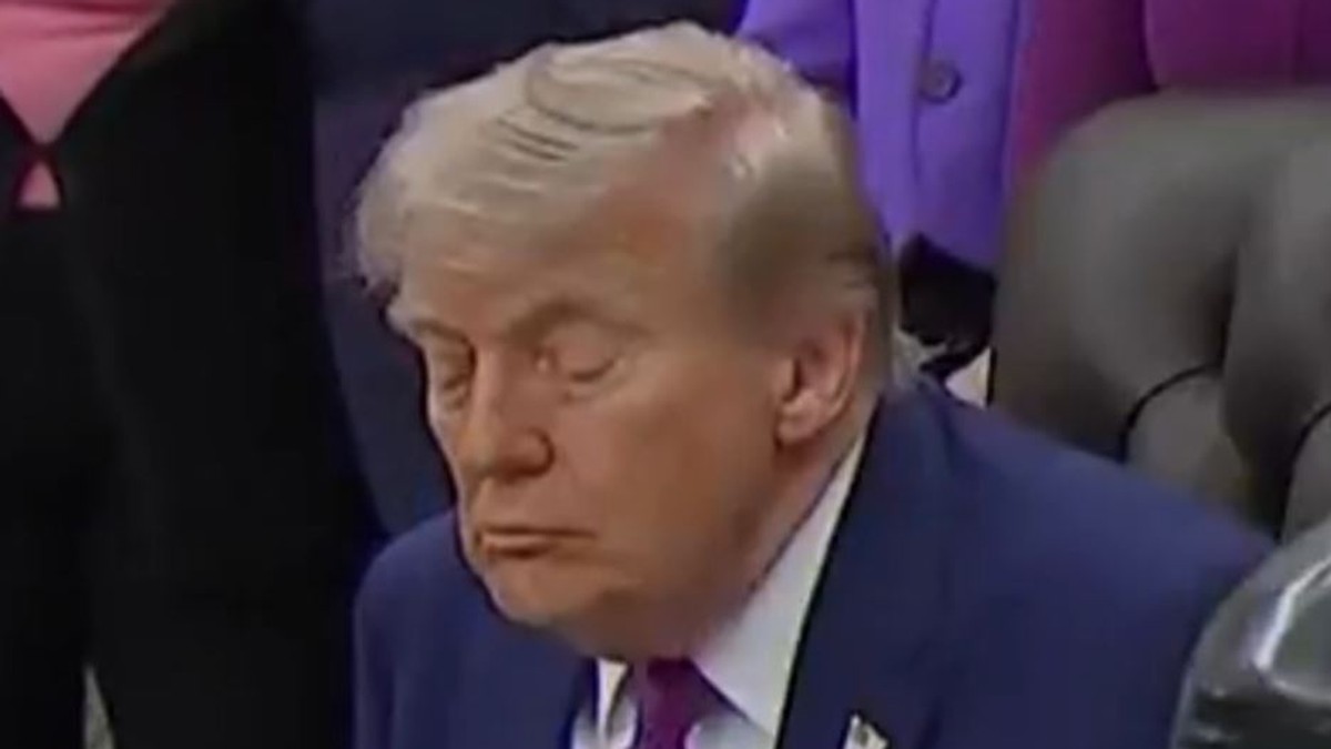 Donald Tramp ponovo zaspao