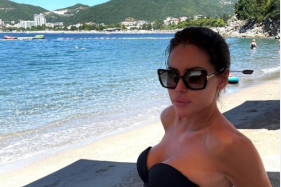 SKINULA SE POSLE POROĐAJA, A OBLINE SAMO SEVAJU Mina Naumović pozirala u kupaćem kostimu, ljudi trljaju oči i ne veruju kako sada izgleda (FOTO)