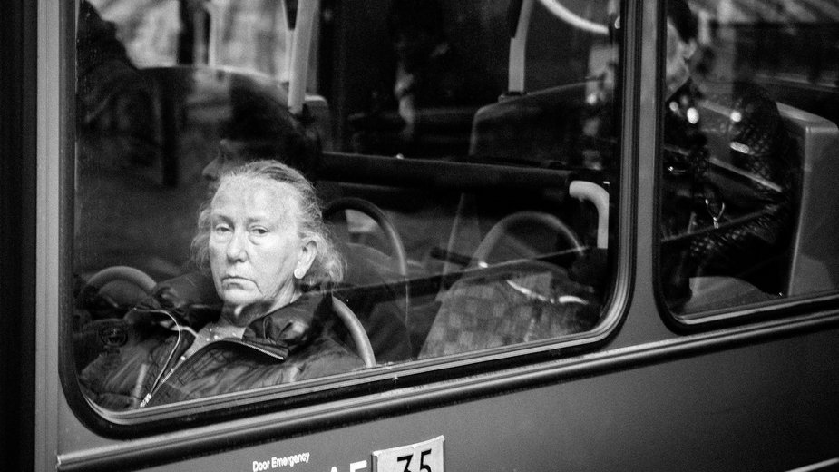 Starsza kobieta w autobusie (zdj. ilustracyjne)
