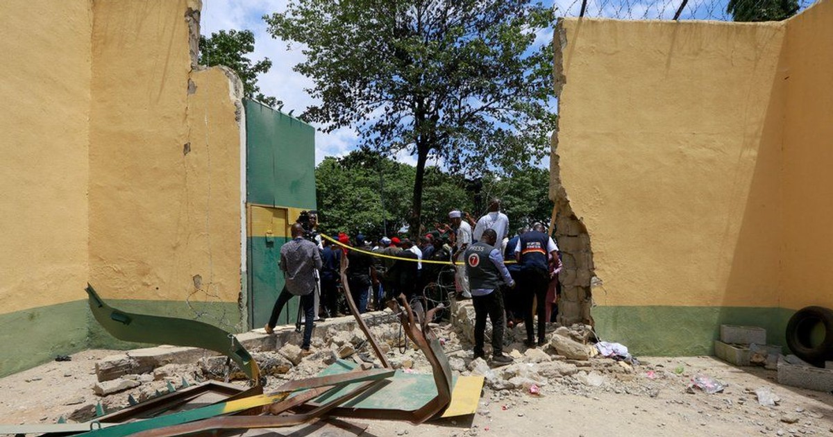 Kuje attack: NSCDC presents N2.8m to slain personnel's family - Vimarsana News