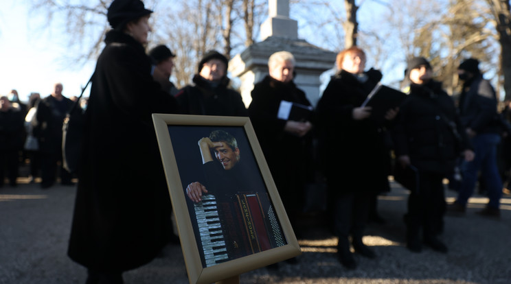 Végső búcsút vesznek Babicsek Bernáttól a solymári temetőben / Fotó: Zsolnai Péter