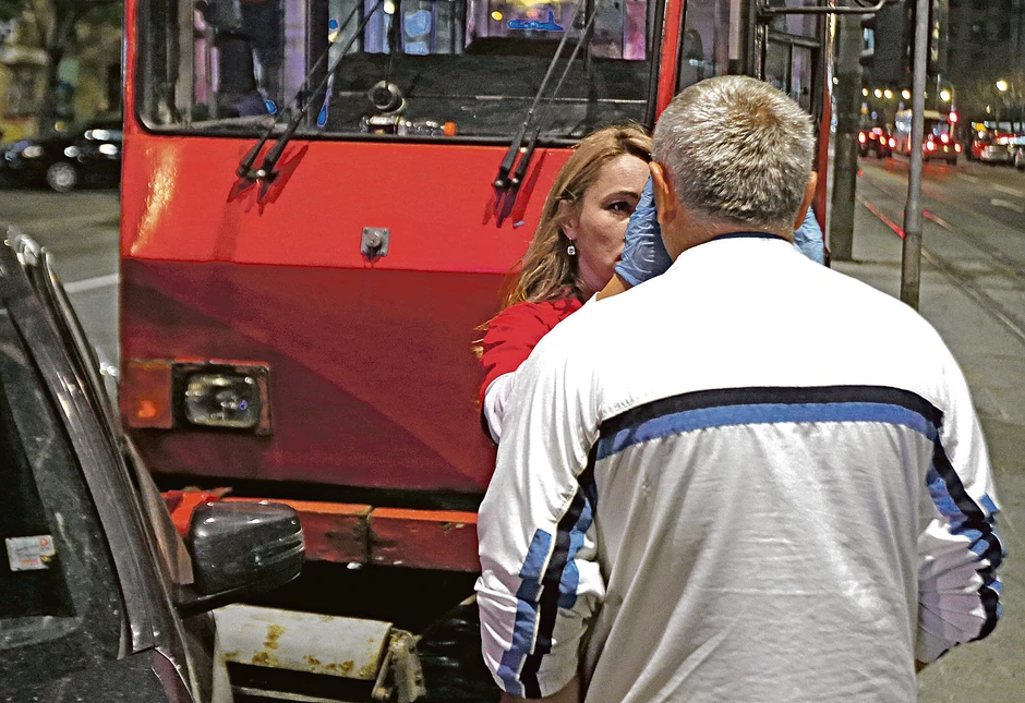 Pomoć lakše povređenom vozaču automobila