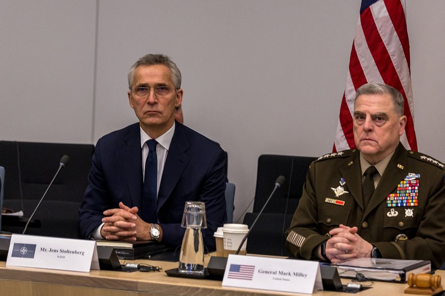 Sekretarz generalny NATO Jens Stoltenberg (po lewej) i generał armii USA Mark Alexander Milley słuchają przemówień podczas spotkania Grupy Kontaktowej ds. Obrony Ukrainy w kwaterze głównej NATO w Brukseli, 14 lutego 2023 r.