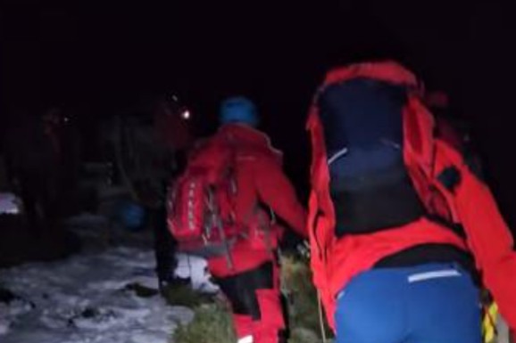 (VIDEO) SPASIOCI SATIMA POKUŠAVAJU DA IZVUKU TELO POGINULOG PLANINARA Drama na Visočici: Muškarac prijavio da mu je prijatelj PAO I UMRO