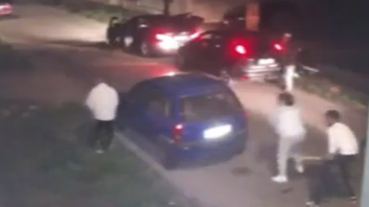 „Engem fejbe lőttek” – Kardokkal, gumilövedékkel, pisztolyokkal estek egymásnak a haragosok: videón a hatvani leszámolás