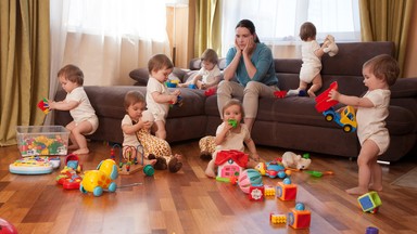 "Potwierdzam, piątego już nawet nie myję". Tiktokerka parodiuje wielodzietne matki