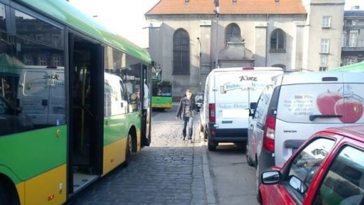 Godzina 7.40 rano. Plac Bernardyński. Na znajdujący się tam przystanek podjeżdżają dwa autobusy, 76 i 90. Chcą się zatrzymać i wysadzić pasażerów, jak to zwykle na przystankach bywa. Ale nie mają jak...