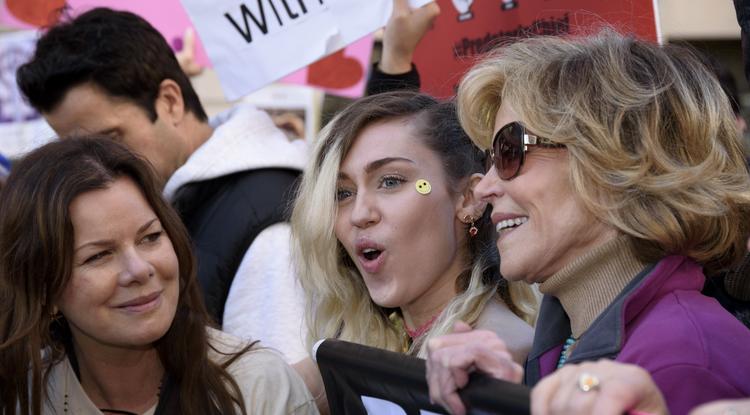 Miley Cyrus egy Truml elleni tüntetésen