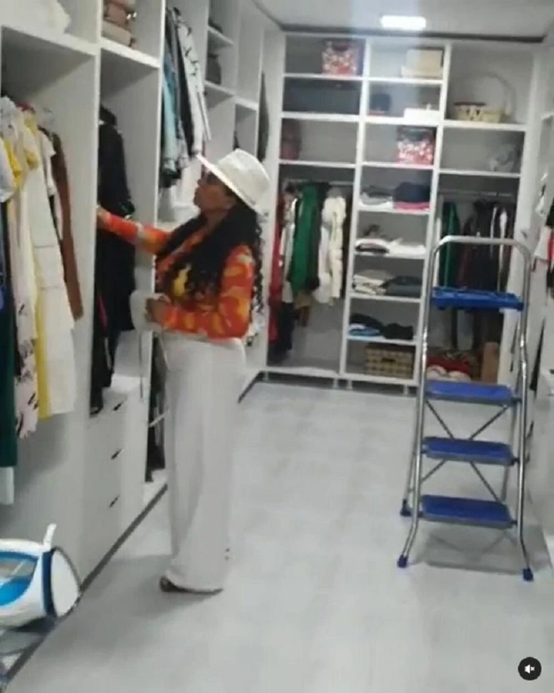 Stoja pokazala garderober