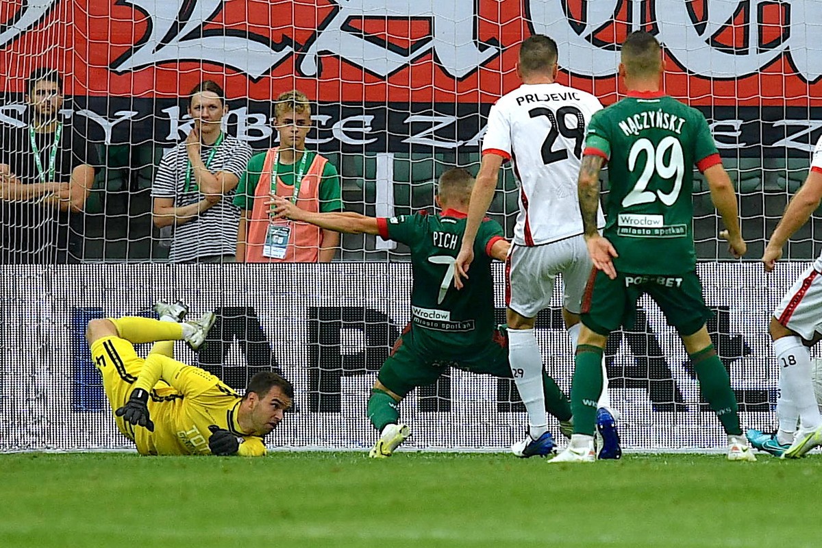 Zawodnik Śląska Wrocław Robert Pich (2L) strzela bramkę podczas rewanżowego meczu 2. rundy eliminacji piłkarskiej Ligi Konferencji z Araratem Erywań we Wrocławiu