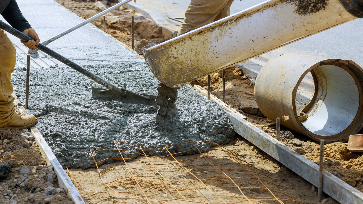 Vedci skúmajú možnosti, ako nahradiť časť cementu v betóne alternatívnymi materiálmi. V experimente s biouhlím vyrobeným z ľudského fekálneho kalu sa pevnosť v ohybe jednej zo zmesí zvýšila až o 42 percent. (Ilustračný obrázok)