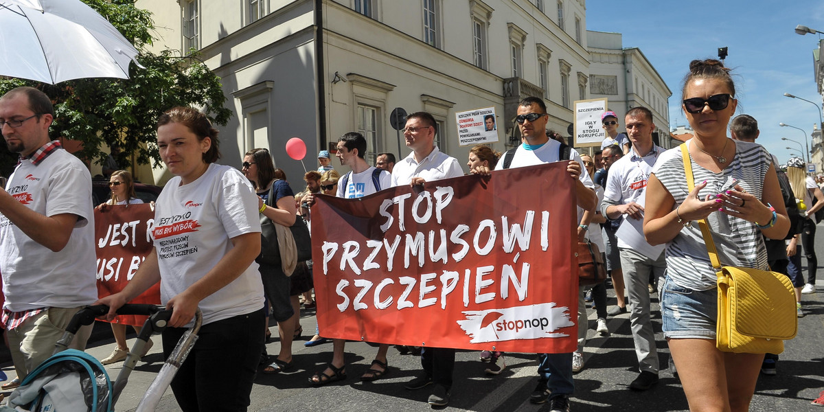Protest przeciwko przymusowym szczepieniom w Warszawie