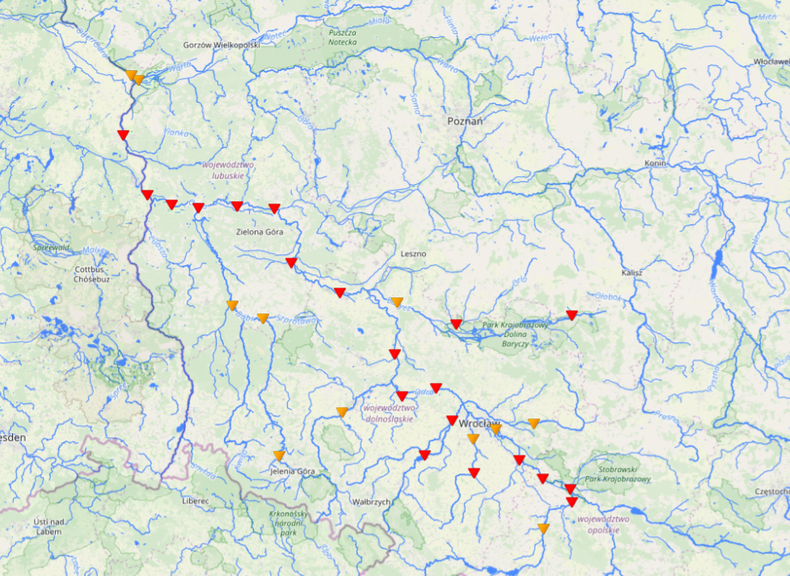 Przekroczenia stanów ostrzegawczych (kolor pomarańczowy) i alarmowych (kolor czerwony) na zachodzie i południowym zachodzie Polski