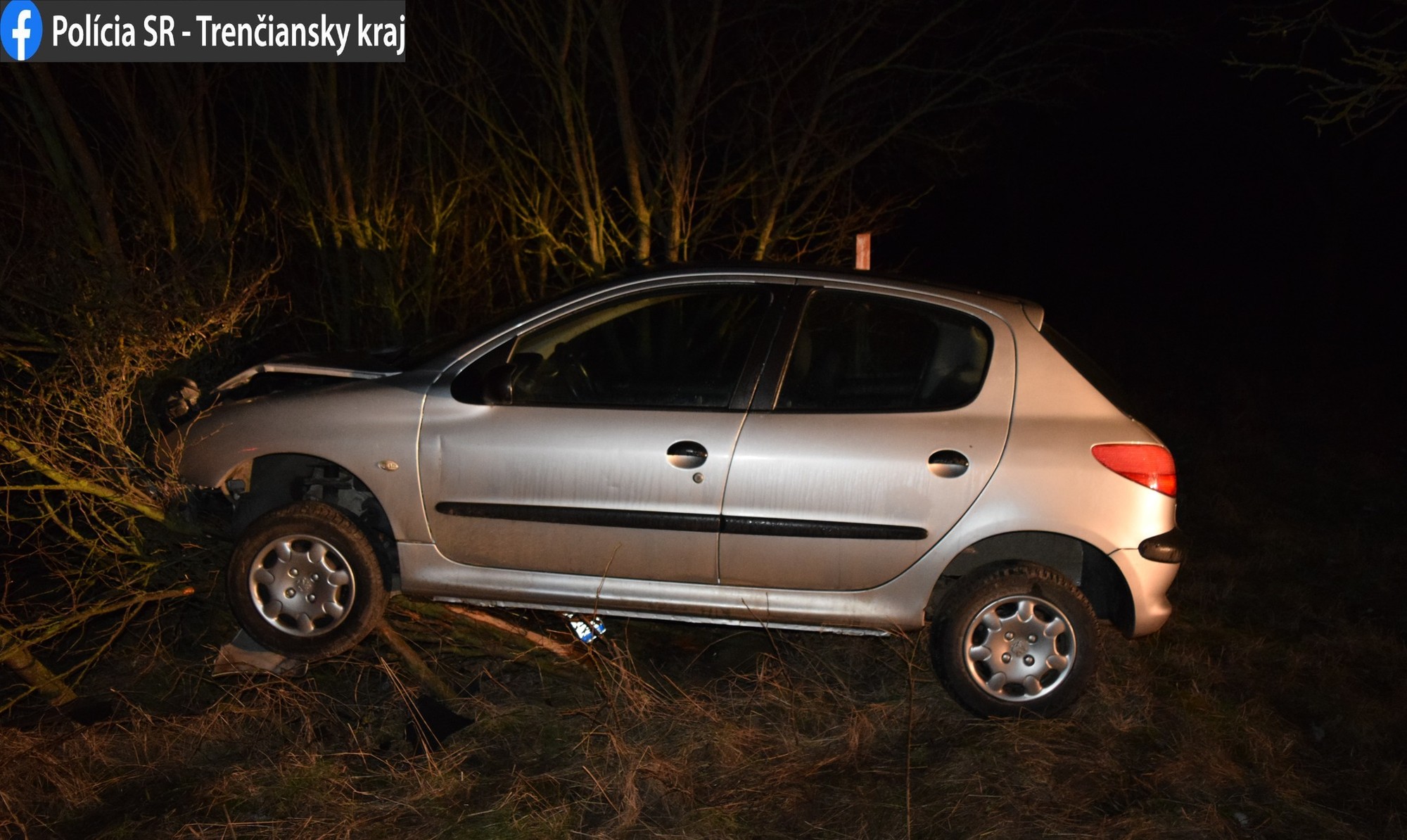 Polícia obvinila 36-ročného muža, ukradol auto a opitý havaroval.