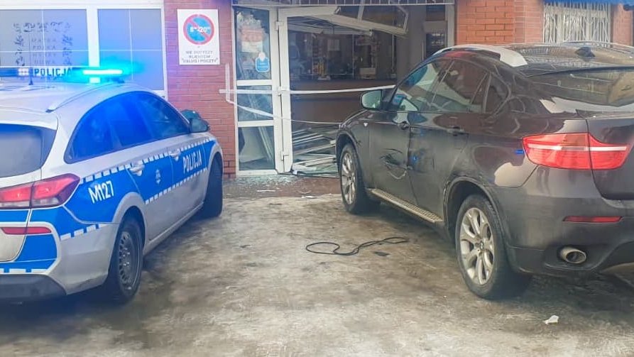 Kobieta wjechała swoim bmw do lokalu Poczty Polskiej