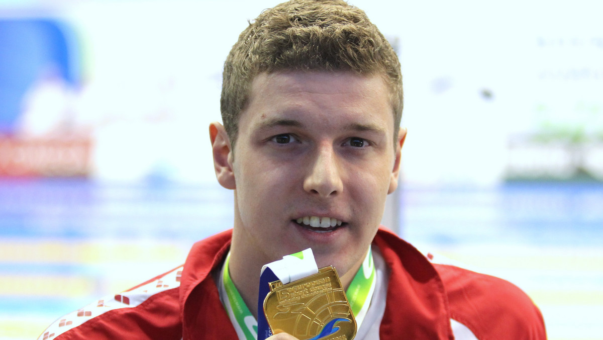 Konrad Czerniak dołożył kolejny medal na mistrzostwach Europy w pływaniu na krótkim basenie w Szczecinie, dzięki czemu Polska jest ciągle w czołówce klasyfikacji medalowej. Aktualnie mamy na swoim koncie trzy złote medale i jeden brązowy.