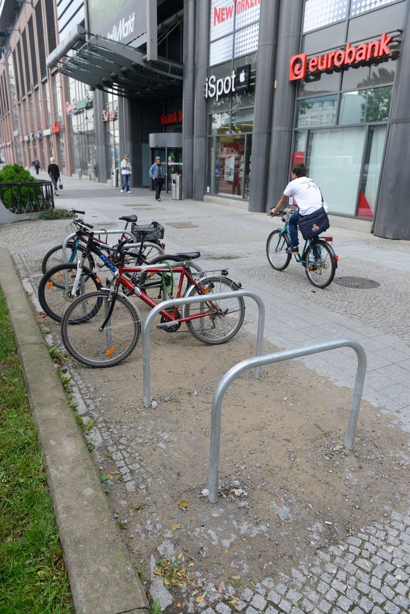 Stojaki rowerowe przy Galerii Dominikańskiej