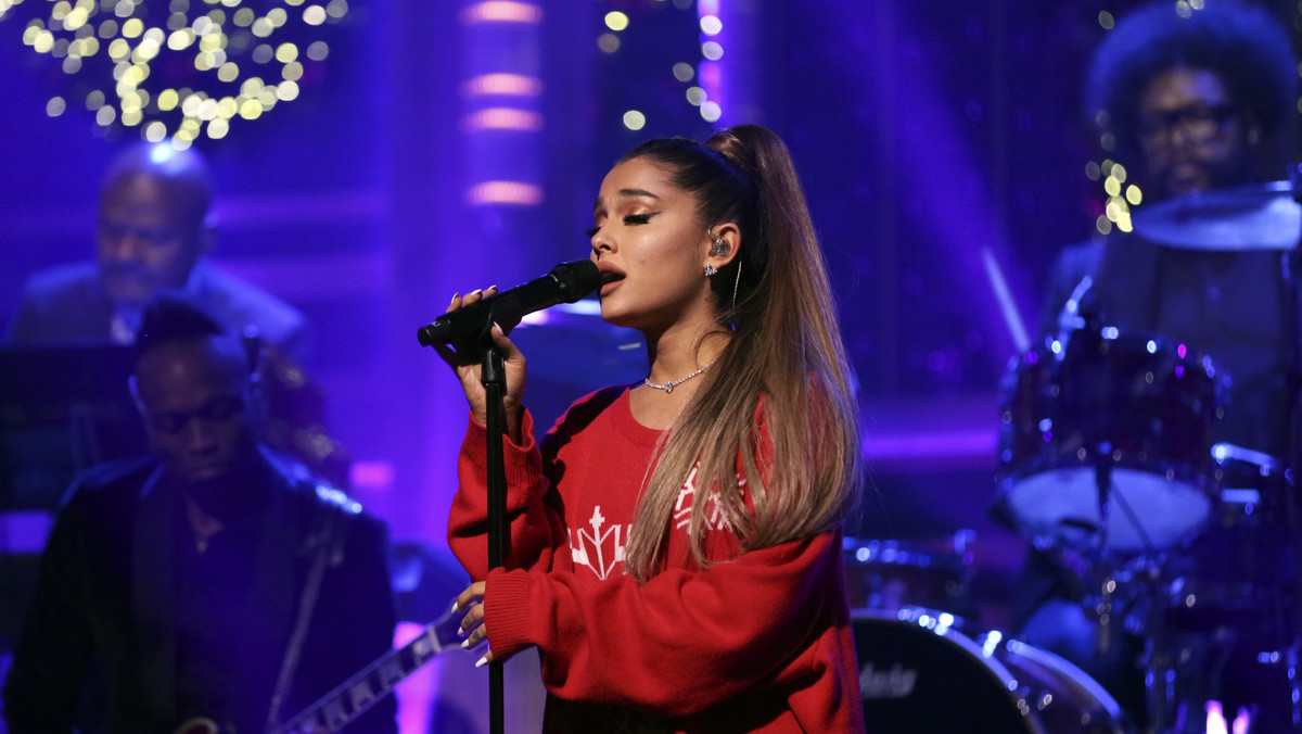 Ariana Grande nie pojawi rozdaniu tegorocznych nagród Grammy - pomimo, że jest nominowana w dwóch kategoriach. Powodem ma być jej konflikt z producentami gali, którym nie spodobał się wybór jednej z piosenek z repertuaru artystki. W efekcie Grande nie tylko nie wystąpi podczas ceremonii, ale w ogóle nie będzie na niej obecna. 