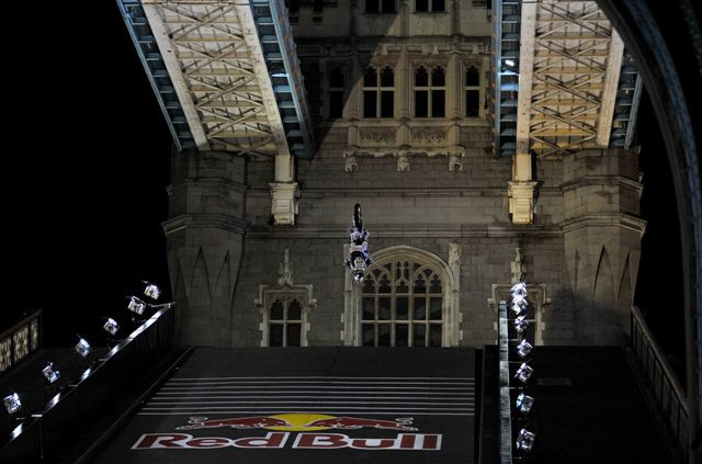 Red Bull X-Fighters: backflip na londyńskim Tower Bridge