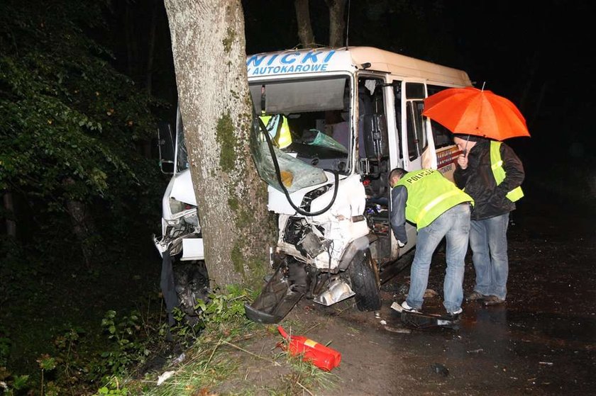 Wypadek busa. 12 rannych, 1 osoba nie żyje!