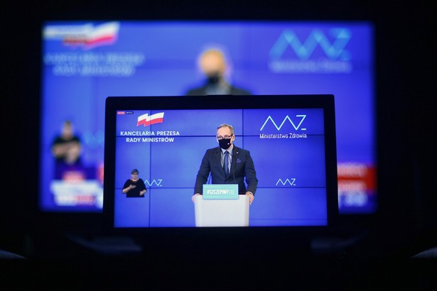 Warszawa, 05.01.2021. Koronawirus w Polsce. Minister zdrowia Adam Niedzielski podczas konferencji prasowej transmitowanej z siedziby KPRM, 5 bm. Konferencja dotyczyła m.in. nieprawidłowości w organizacji szczepień w WUM. (jm) PAP/Marcin Obara