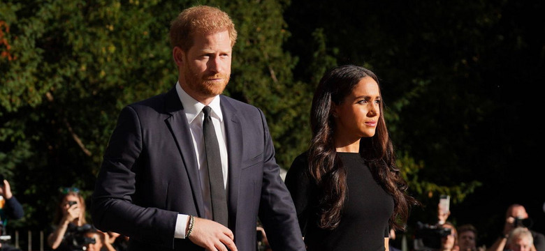 Książę Harry oskarża rodzinę królewską: To brudna gra wymierzona w Meghan