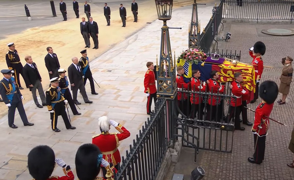 Kondukt z trumną przed Opactwem Westminsterskim
