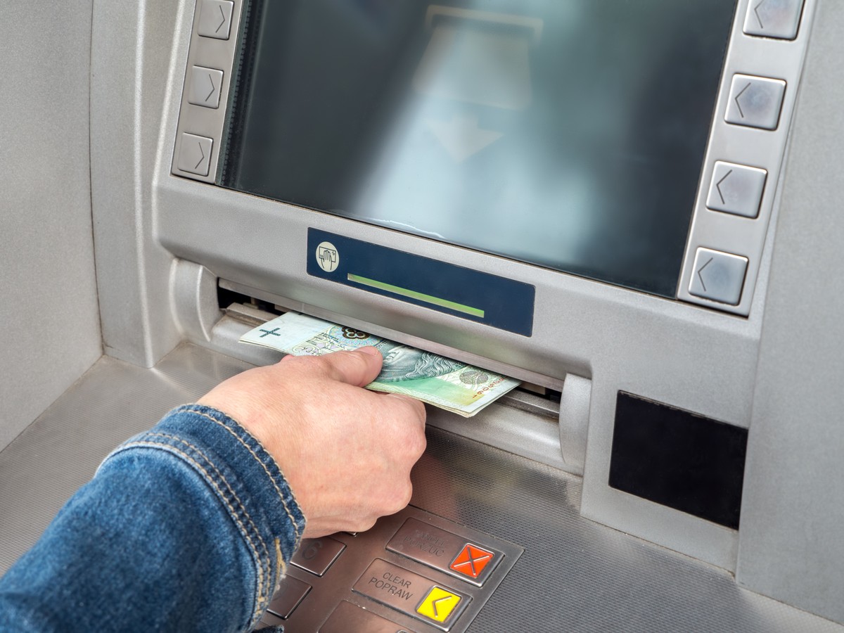 Ile jednorazowo można wypłacić z bankomatu? Oto limity
