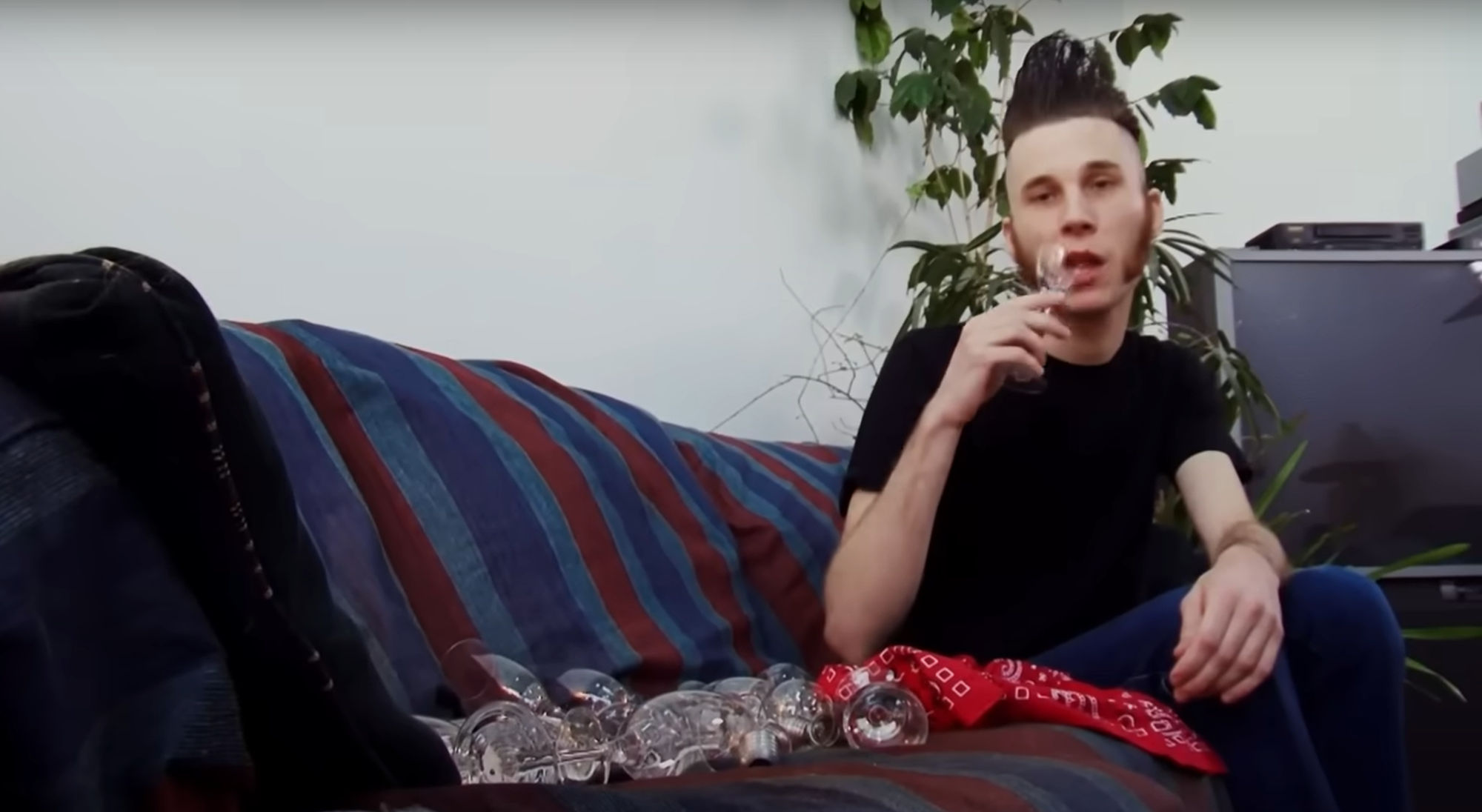 Josh miluje sklo.