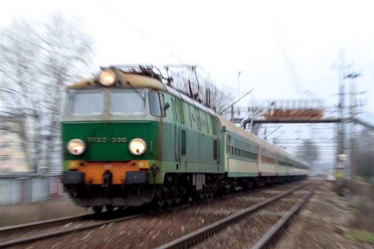 Dramatyczne zdarzenie na Mazowszu. Pociąg zderzył się z karetką pogotowia