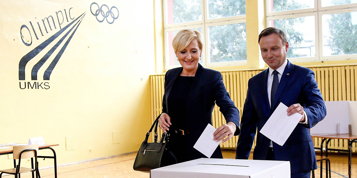Andrzej Duda dłosuje w referendum