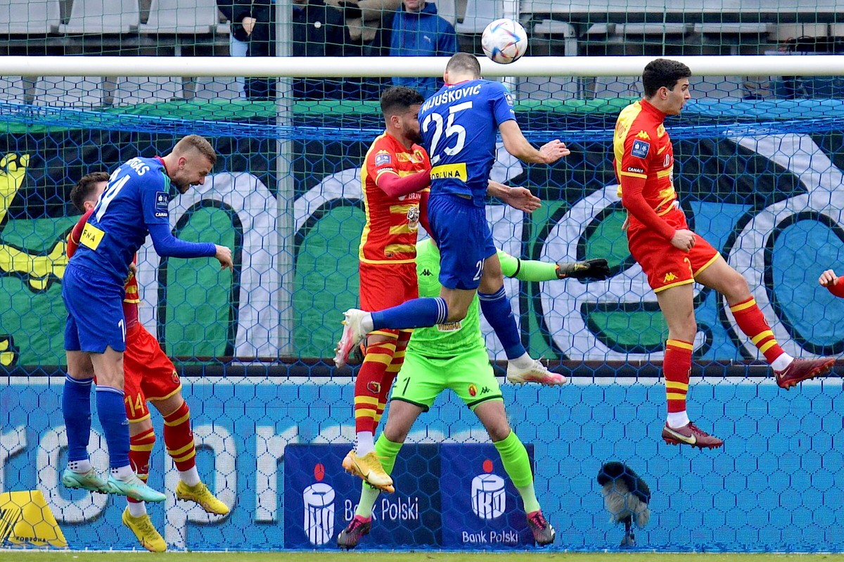 Zawodnik Miedzi Legnica Nemanja Mijuskovic (C) strzela bramkę w meczu 23. kolejki piłkarskiej Ekstraklasy z Jagiellonią Białystok