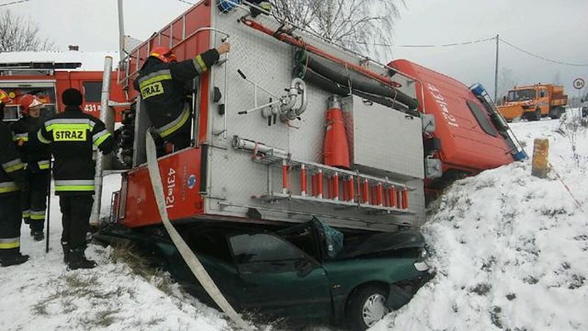 Strażacy zmiażdżyli volkswagena