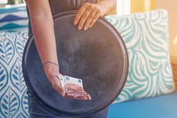 Zwolniony ze świadczenia pracy ma prawo do udziału w napiwkach