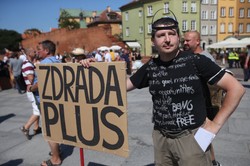 Protest przeciw "koronaściemie" przed Sejmem. "Koronuj Jezusa, nie wirusa"