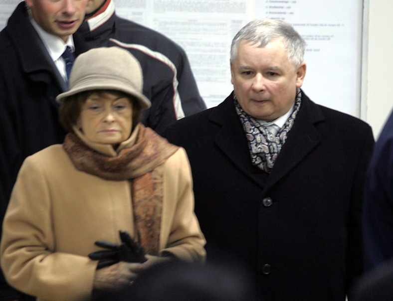 Jarosław Kaczyński z matką, Jadwigą, 2006 r.