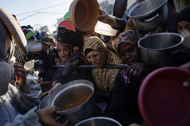 Palestyńczycy w Gazie w kolejce po żywność