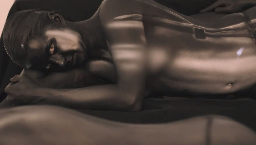 Pomalowane kobiety ułożyły samochód