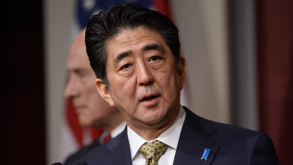 Premier Japonii Shinzo Abe nie będzie obecny na defiladzie w Moskwie 9 maja, upamiętniającej 70. rocznicę zakończenia II wojny światowej ze względu na napięty harmonogram - poinformował rzecznik japońskiego rządu.