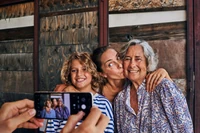 Czy memy i emotikony to współczesny język bliskości?