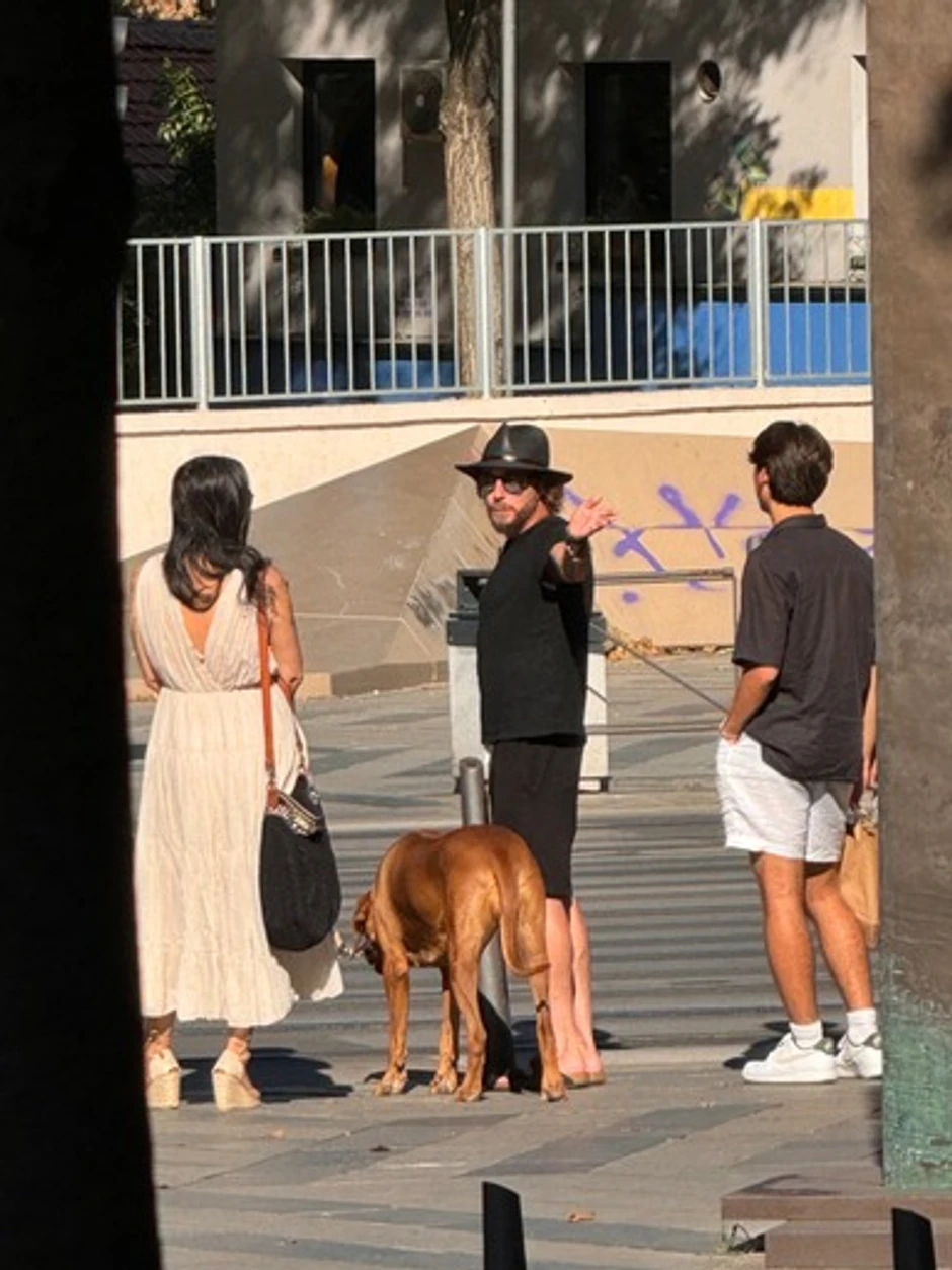 Elena sa sinovima i dečkom