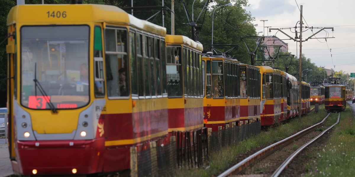 Mężczyzna wpadł pod odjeżdżający tramwaj