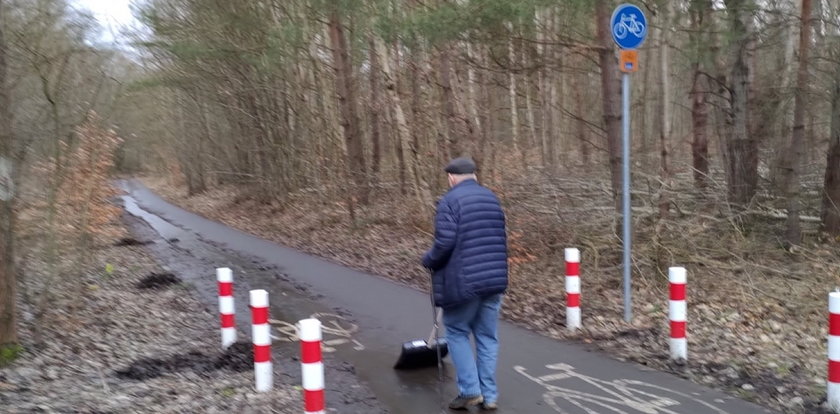 Służby miejskie w Szczecinie powinny się wstydzić! Starszy pan zrobił za nie kawał roboty