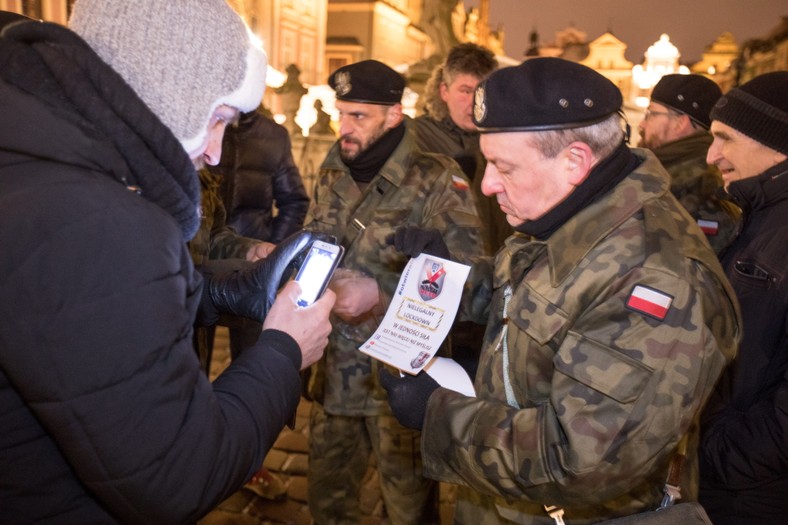 Durante la demostración nocturna de Pancerni Poznań