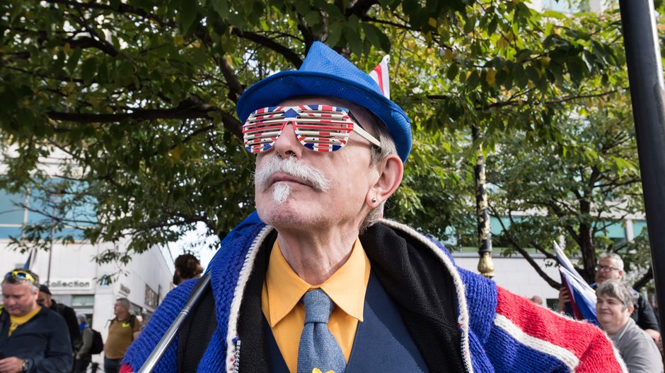 Uczestnik pro-unijnej demonstracji z okularami ze wzorem brytyjskiej flagi przed marszem w centrum Londynu, 22 października 2022 r.