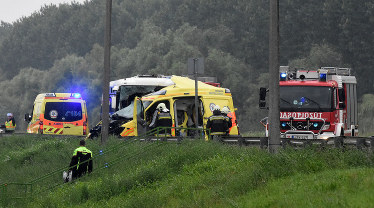 A busz mind a 20 utasa túlélte a balesetet / Fotó: MTI - Mészáros János