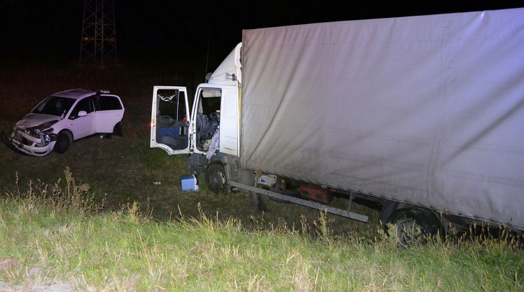 A teherautó sofőrje halt meg, nem volt bekötve / Fotó: police.hu