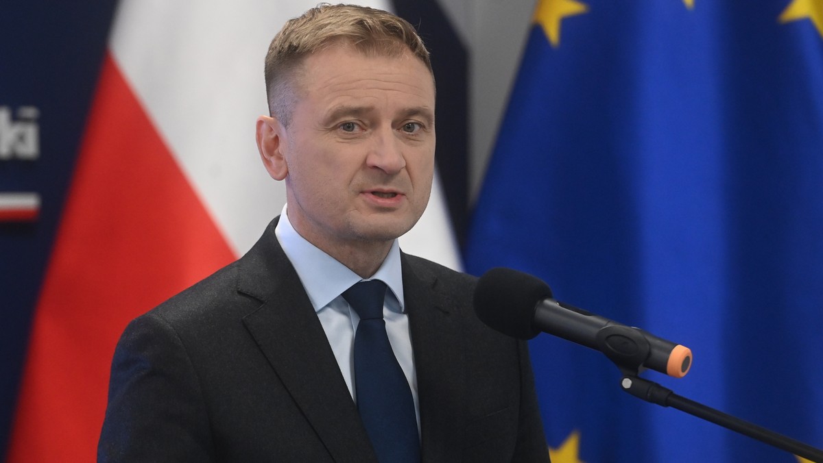 Minister Sławomir Nitras oskarża Karola Nawrockiego o nieodpowiedzialność w sprawie ekshumacji [Źródło: Onet]