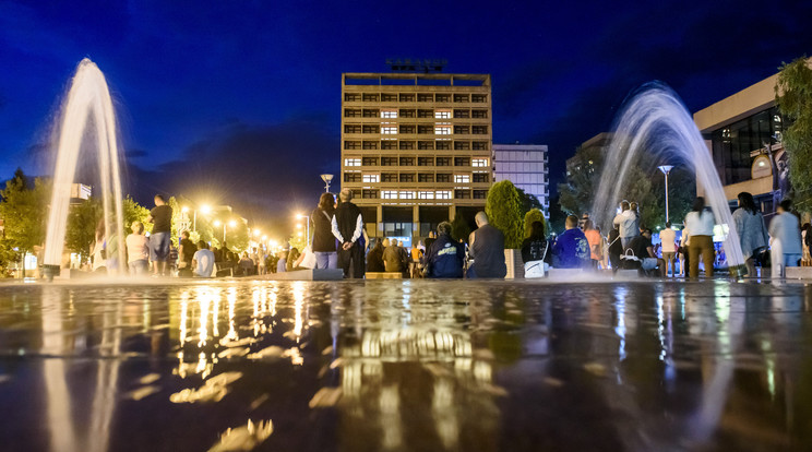 A Karancs ablakai egy mosolygó fejet rajzoltak ki / Fotó: MTI - Komka Péter